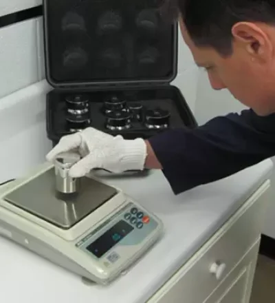 CERTIFICADO DE CALIBRACIÓN POR ORGANISMO ACREDITADO  EN INSTALACIONES DEL CLIENTE DE BÁSCULA DE 1000 kg