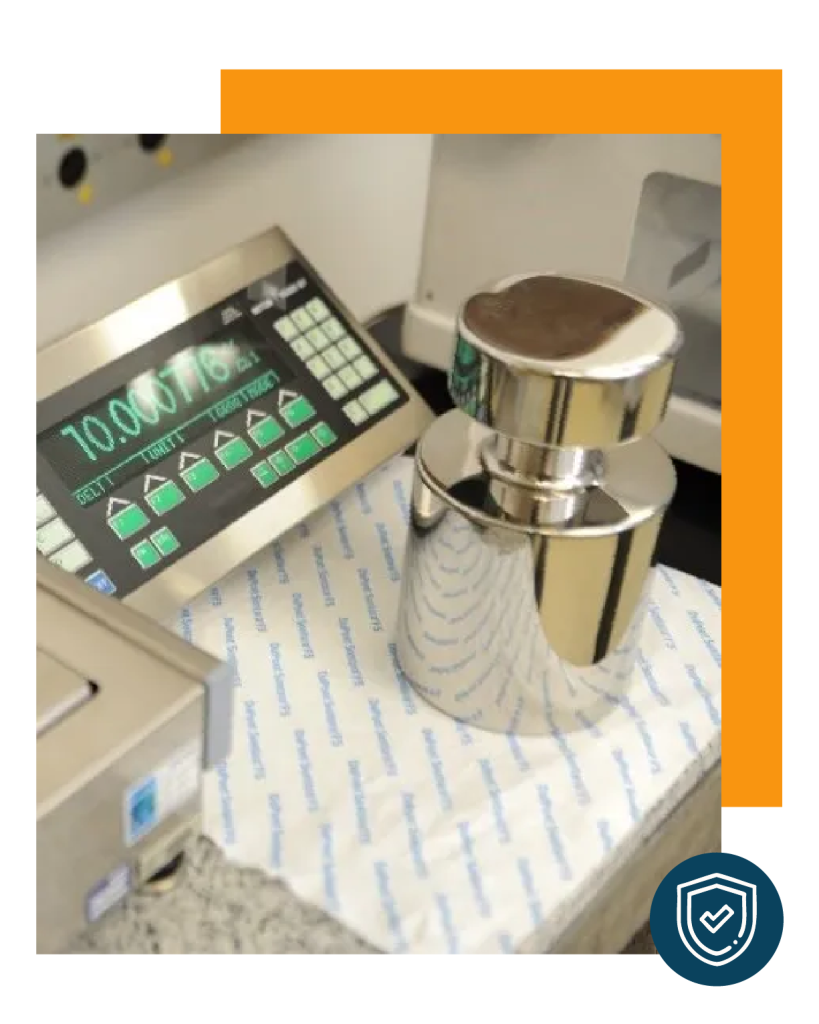 Balanza analítica de precisión en laboratorio con pesa patrón para calibración